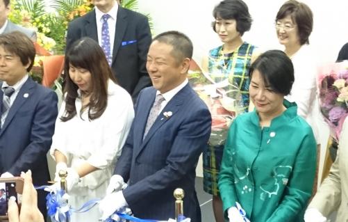 テープカットを行う加藤社長（写真中央）